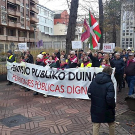 Movilización de pensionistas realizada este jueves en Vitoria. EUROPA PRESS