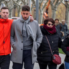 Víctor Rodríguez (2i), uno de los tres exjugadores de la Arandina que han sido condenado a 38 años de cárcel por agresión sexual, acompañado por un familiar y por sus abogados a su llegada a la audiencia provincial de Burgos donde se celebrara una v