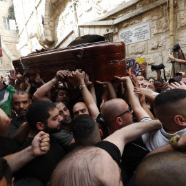 El ataúd de la periodista palestina asesinada Shireen Abu Akleh durante una procesión antes de su funeral en la Ciudad Vieja de Jerusalén, el 13 de mayo de 2022.