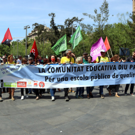 La capçalera de la marxa amb la pancarta 'La comunitat educativa diu prou!'.