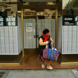 Una mujer sale de una oficina de cambio de moneda en el distrito financiero de Buenos Aires. REUTERS/Marcos Brindicci