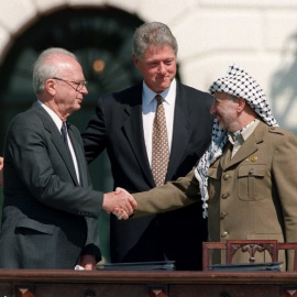 El primer ministro israelí, Isaac Rabin, y el líder de la OLP, Yasser Arafat, se estrechan la mano en presencia del presidente de EEUU, Bill Clinton, en los jardines de la Casa Blanca, en Washington, para sellar los Acuerdos de Oslo, el 13 de septiembre