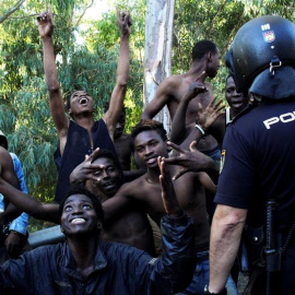 Unos 700 inmigrantes subsaharianos lograron acceder a la ciudad española de Ceuta tras un salto masivo a la valla fronteriza que separa la ciudad de Marruecos/EFE