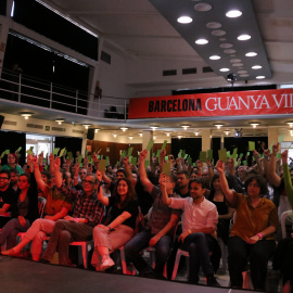 Les bases de BComú demanen a Ada Colau que opti a un tercer mandat en un un assemblea a la Zona Franca.