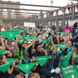 Miles de neoyorquinas cruzan el puente de Brooklyn en favor del aborto libre, el 14 de mayo de 2022