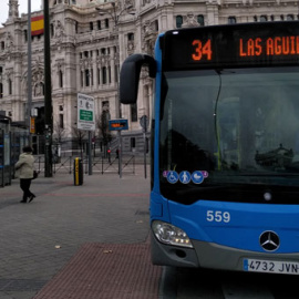 La línea de bus 34 de la EMT, que comunica la plaza de Cibeles y Carabanchel Alto. / H. M.