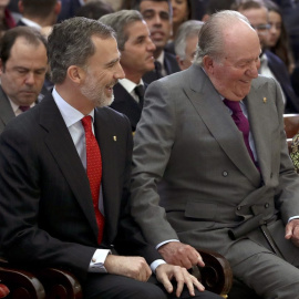 El rey Felipe y su padre, el rey Juan Carlos, momentos antes de asistir a la ceremonia de entrega de los Premios Nacionales del Deporte 2017 que ha tenido lugar hoy en el Palacio de El Pardo. Imagen de enero de 2019