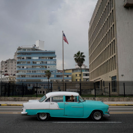 Un coche pasa junto a la embajada de EEUU en La Habana, Cuba, en una imagen de archivo de octubre de 2020.