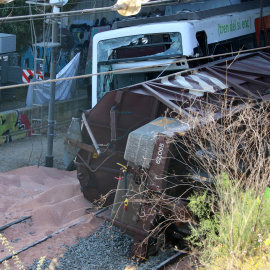 Las cabinas de los trenes accidentados en Sant Boi, con el grueso del tren de mercancías ya retirado, a 17 de mayo de 2022.