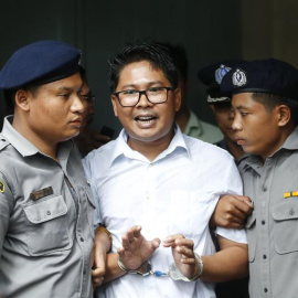 El periodista de Reuters Wa Lone (C) es escoltado fuera del tribunal del municipio de Insein en Yangon, Myanmar, el 3 de septiembre de 2018.