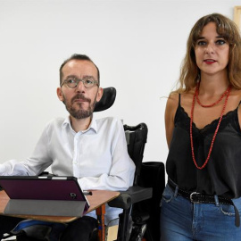 Los portavoces de Podemos Noelia Vera y Pablo Echenique durante la rueda de prensa posterior a la reunión de la Ejecutiva de la formación con la que abre el nuevo curso político. EFE/Víctor Lerena