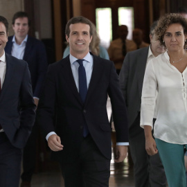 El presidente del PP, Pablo Casado, acompañado por Dolors Montserrat y el secretario general del partido, Teodoro García Egea, a su llegada a una reunión con asociaciones de jueces y fiscales  en el Congreso de los Diputados. EFE/Zipi