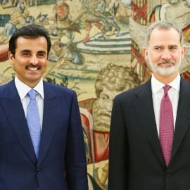 El emir de Qatar, el jeque Tamim bin Hamad al-Thani, posa con el rey Felipe VI durante su visita a España en mayo de 2022.