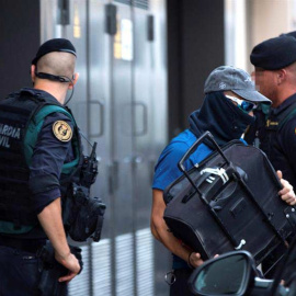 Registro que los agentes de la Guardia Civil realizaron el lunes en una vivienda de Sabadell durante la operación contra los CDR. (EFE)