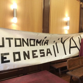 Pancarta desplegada en el pleno del Ayuntamiento de León en favor de la autonomía de la Región Leonesa. - EUROPA PRESS