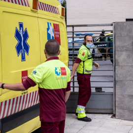 Sanitarios en ambulancia, en San Agustín de Guadalix, Madrid.