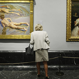 Una mujer observa en el Museo del Prado un cuadro de Sorolla - Reuters