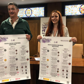 La concejala de Bienestar Social, Infancia e Igualdad de Ponferrada, Lorena González, junto al representante de los Servicios Sociales, Juan Carlos Ruiz, en la presentación de la Universidad Feminista el pasado 18 de mayo