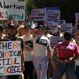 14/05/2022-Personas marchan durante una manifestación en defensa del aborto libre el 14 de mayo en la ciudad de El Paso, Texas (Estados Unidos)