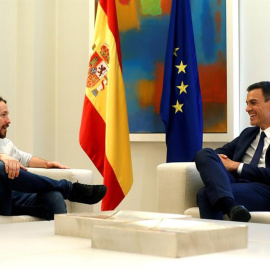 El presidente del Gobierno, Pedro Sánchez (d), y el secretario general de Podemos, Pablo Iglesias (i), durante el encuentro que mantienen esta tarde en el Palacio de la Moncloa, en Madrid. EFE/ Kiko Huesca