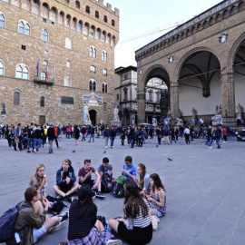 Un grupo de turistas comen en la plaza de la Señoría de Florencia. REUTERS/Archivo