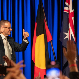 El líder de la oposición australiana, Anthony Albanese, hace un gesto mientras baja del escenario durante una recepción después de ganar las elecciones generales de 2022 en Sídney el 21 de mayo de 2022.