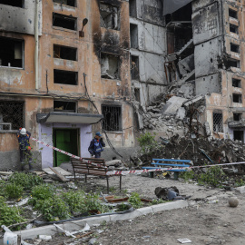 Un militar del Ministerio de Emergencias de Rusia inspecciona los escombros de una casa destruida en Mariupol, Ucrania, el 21 de mayo de 2022.