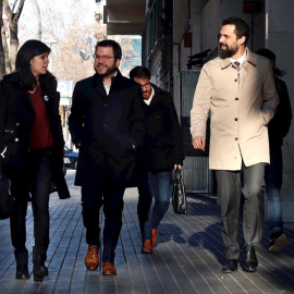 La portavoz y secretaria general adjunta de ERC, Marta Vilalta, el vicepresidente del la Generalitat, Pere Aragonés, y el presidente del Parlament, a su llegada a la sede de ERC donde se reúne la ejecutiva del partido. EFE/Toni Albir