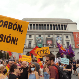 Cartel que dice "El Borbón, a prisión" en la manifestación republicana en Madrid a 22 de mayo de 2022