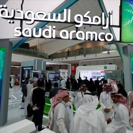 El stand de Aramco en la Exposición y Conferencia Internacional de Petróleo de Abu Dhabi (Emiratos Árabes). EFE / EPA / ALI HAIDE