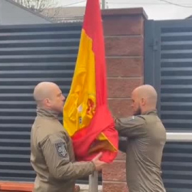 La embajada de España en Kiev reabre sus puertas y vuelve a izar la bandera