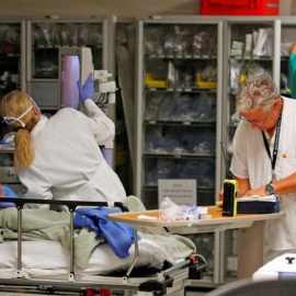 Médicos y enfermeras tratan a un paciente en el Ryder Trauma Center, del Jackson Memorial Hospital, en Miami (Florida, EEUU). REUTERS / Joe Skipper