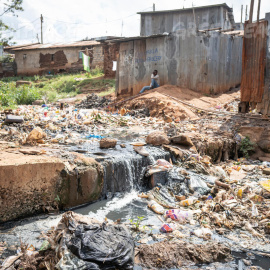 Greenpeace visita Nairobi, donde montañas de ropa usada contaminan el aire y el mar.