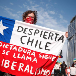 06/12/2019.- Miles de manifestantes protestan este viernes en la céntrica Plaza Italia, rebautizada popularmente como "Plaza de la Dignidad", tras más de 50 días de movilizaciones en contra del Gobierno, en Santiago (Chile). EFE/Alberto Valdés