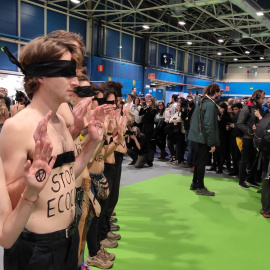 Los manifestantes de Extinción Rebelion se desnuda para reivindicar la conciencia sobre la emergencia climática.