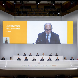 Vista de la junta de accionistas de Repsol, durante la inervención del presidente de la petrolera, Antonio Brufau, en el Palacio Municipal de Congresos de Campo de las Naciones, en Madrid.