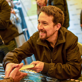 23/04/2022 El exvicepresidente del Gobierno y exlíder de Podemos, Pablo Iglesias, firma su libro en Barcelona en Sant Jordi