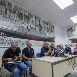 El presidente del comité de empresa del astillero de Navantia San Fernando, Jesús Peralta (4i), durante la rueda de prensa ofrecida hoy en San Fernando (Cádiz) donde anunció que continuarán con las movilizaciones. (ROMÁN RÍOS | EFE)