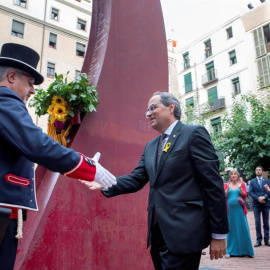 El president de la Generalitat, Quim Torra, durant l'ofrena floral aquest dilluns al Fossar de les Moreres, al costat d'un Guàrdia d'honor dels Mossos d’Esquadra, amb motivo de la Diada. EFE/ Enric Fontcuberta.