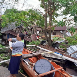 Una mujer a los pies de su hogar devastado por el tifón 'Úsula', en Biliran (Filipinas). - VIA REUTERS / SOCIAL MEDIA