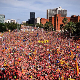 Imatge de la gran manifestació independentista d'aquest diumenge a la Diagonal de Barcelona, a l'alçada de la casa de Les Punxes. / KC.