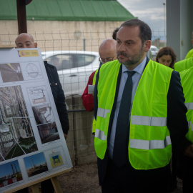 El ministro de Fomento, José Luis Ábalos, visita las obras de la futura estación intermodal T2 del Aeropuerto de El Prat en Barcelona. E.P./David Zorrakino