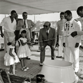 Carmen Martínez-Bordiú con su abuelo, Franco, en el Azor, en 1963.