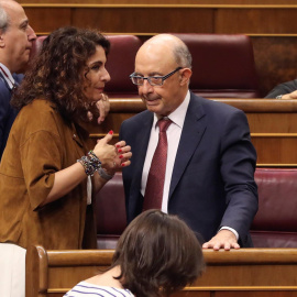 Foto de junio de 2018, de la ministra de Hacienda María Jesús Montero, conversando con su predecesor Cristóbal Montoro, al término del pleno del Congreso que aprobó definitivamente los Presupuestos de 2018. EFE