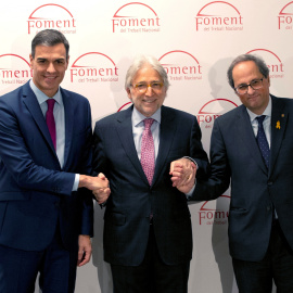 El presidente del Gobierno, Pedro Sánchez, el de la Generalitat, Quim Torra, y el de la patronal Foment, Josep Sánchez Llibre, en la reciebnte visita del jefe del Ejecutivo a  Barcelona. EFE/Enric Fontcuberta