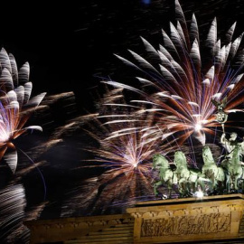 Espectáculo de fuegos artificiales en la Puerta de Brandemburgo en Berlín. Reuters