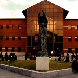 Estatua dedicada a Miguel de Cervantes a la entrada del Campus de Vicálvaro de la URJC. /UNIVERSIDAD REY JUAN CARLOS