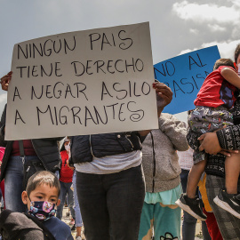 Un grupo de mexicanos desplazados provenientes del estado de Michoacán, protestan en las inmediaciones del consulado de Estados Unidos, el 8 de mayo de 2022, en la ciudad de Tijuana, Baja California