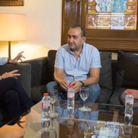 La delegada del Govern central a Catalunya, Teresa Cunillera, amb els secretaris generals de CCOO de Catalunya, Javier Pacheco, i d'UGT de Catalunya, Camil Ros, i aquest dimecres a Barcelona.