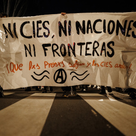 Una pancarta contra los Centros de Internamiento de Extranjeros (CIE) durante una manifestación en Madrid en diciembre de 2021.